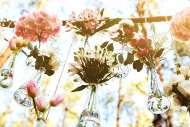 Düğün Çiçek dekorasyon arch ormanın içinde. Bir düğün çiçek dekorasyon fikri. doğada düğün kavramı.