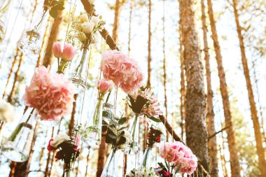 Düğün Çiçek dekorasyon arch ormanın içinde. Bir düğün çiçek dekorasyon fikri. doğada düğün kavramı.