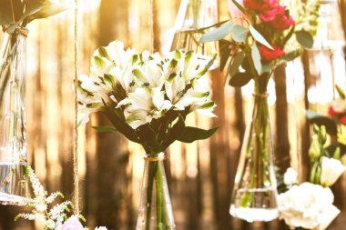 Düğün Çiçek dekorasyon arch ormanın içinde. Bir düğün çiçek dekorasyon fikri. doğada düğün kavramı.