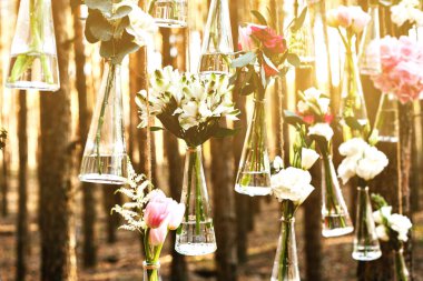 Düğün Çiçek dekorasyon arch ormanın içinde. Bir düğün çiçek dekorasyon fikri. doğada düğün kavramı.