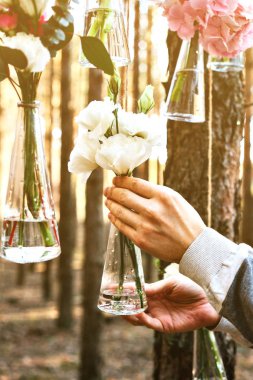 Düğün Çiçek dekorasyon arch ormanın içinde. Bir düğün çiçek dekorasyon fikri. doğada düğün kavramı.