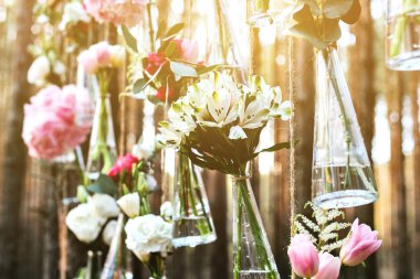 Düğün Çiçek dekorasyon arch ormanın içinde. Bir düğün çiçek dekorasyon fikri. doğada düğün kavramı.