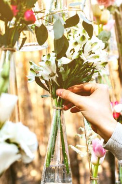 Düğün Çiçek dekorasyon arch ormanın içinde. Bir düğün çiçek dekorasyon fikri. doğada düğün kavramı.