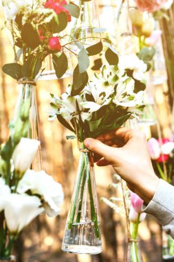 Düğün Çiçek dekorasyon arch ormanın içinde. Bir düğün çiçek dekorasyon fikri. doğada düğün kavramı.