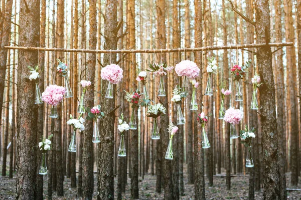 Fleurs de mariage décoration arche dans la forêt. L'idée d'une décoration de fleurs de mariage. concept de mariage dans la nature . — Photo