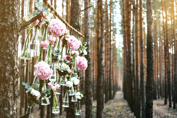 Fleurs de mariage décoration arche dans la forêt. L'idée d'une décoration de fleurs de mariage. concept de mariage dans la nature . — Photo