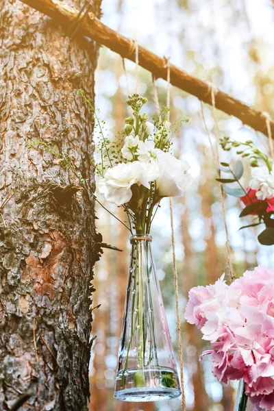 Fleurs de mariage décoration arche dans la forêt. L'idée d'une décoration de fleurs de mariage. concept de mariage dans la nature . — Photo