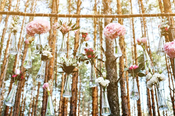 Arco de decoración de flores de boda en el bosque. La idea de una decoración de flores de boda. concepto de boda en la naturaleza . — Foto de Stock