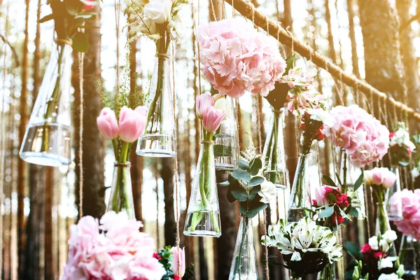 Düğün Çiçek dekorasyon arch ormanın içinde. Bir düğün çiçek dekorasyon fikri. doğada düğün kavramı.