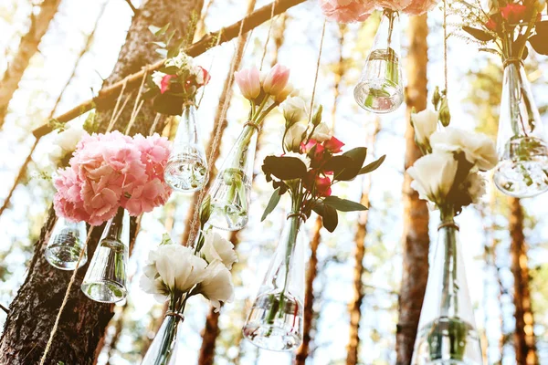 Hochzeit Blumen Dekoration Bogen im Wald. die Idee eines Hochzeitsblumenschmucks. Hochzeitskonzept in der Natur. — Stockfoto