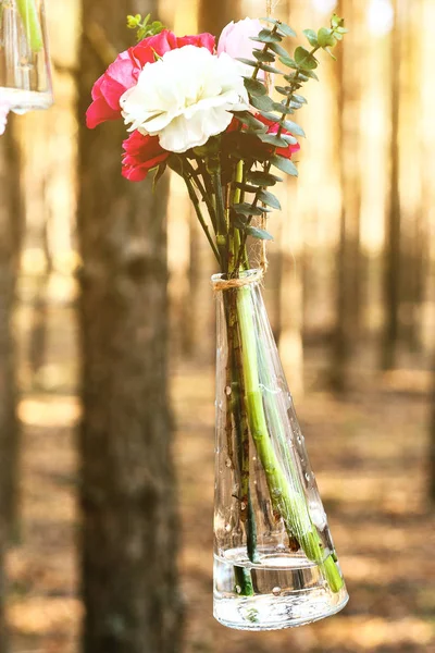 Düğün Çiçek dekorasyon arch ormanın içinde. Bir düğün çiçek dekorasyon fikri. doğada düğün kavramı.