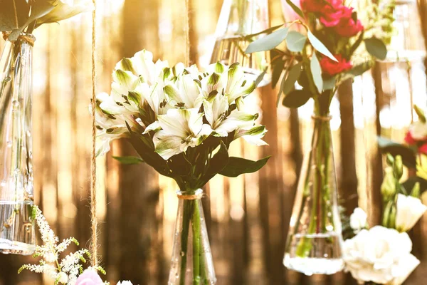 Düğün Çiçek dekorasyon arch ormanın içinde. Bir düğün çiçek dekorasyon fikri. doğada düğün kavramı.