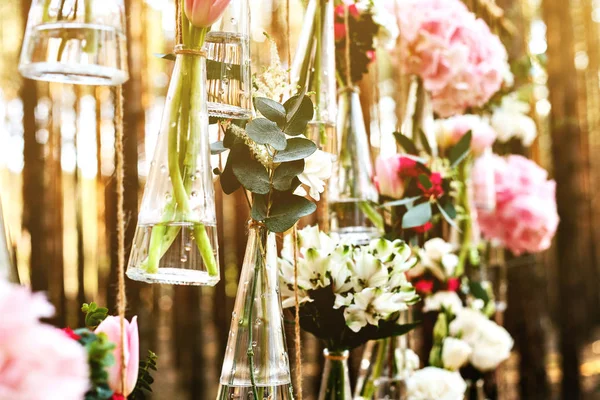 Düğün Çiçek dekorasyon arch ormanın içinde. Bir düğün çiçek dekorasyon fikri. doğada düğün kavramı.