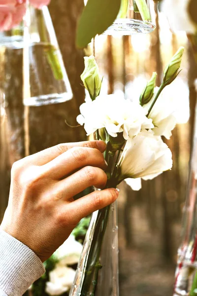 Hochzeit Blumen Dekoration Bogen im Wald. die Idee eines Hochzeitsblumenschmucks. Hochzeitskonzept in der Natur. — Stockfoto