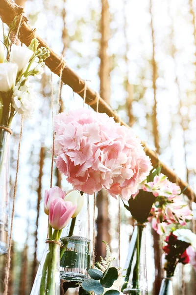 Fleurs de mariage décoration arche dans la forêt. L'idée d'une décoration de fleurs de mariage. concept de mariage dans la nature . — Photo