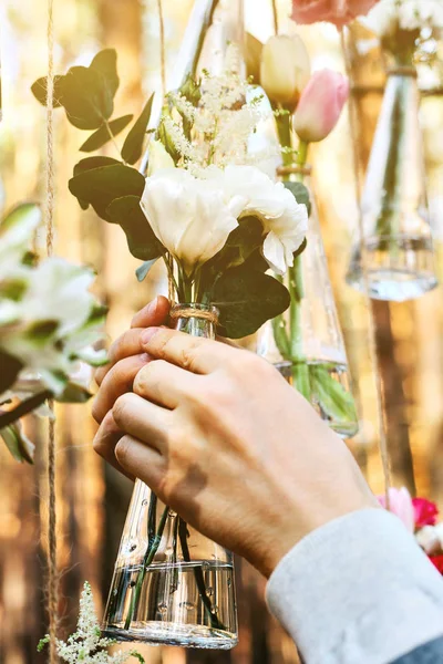 Düğün Çiçek dekorasyon arch ormanın içinde. Bir düğün çiçek dekorasyon fikri. doğada düğün kavramı.