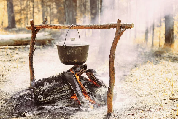 Le feu près du camp. Cuire de la nourriture sur un feu. Voyage dans le concept sauvage . — Photo