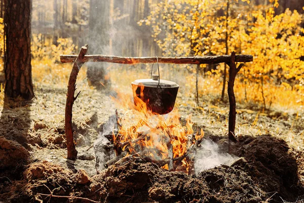 Oheň v blízkosti tábora. Vaření na ohni. Cesta do divoké koncepce. — Stock fotografie