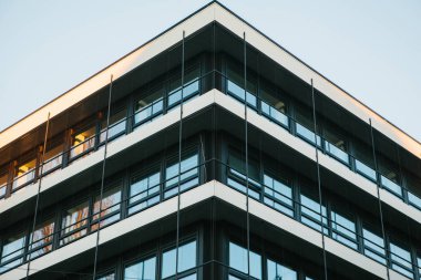 Münih Almanya'da modern binada. Binanın köşesine görünümünü simetrik. Simetri. Minimalizm.