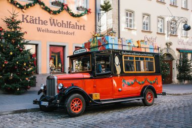 Rothenburg ob der Tauber, Almanya, 30 Aralık 2016: retro tarzı Noel kırmızı araba bir oyuncak Dükkanı Rottenburg ob der Tauber Almanya Avrupa'nın yanındaki dekore edilmiş