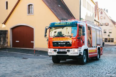 Rothenburg ob der Tauber, Almanya, 30 Aralık 2016: İtfaiye arabası sürmek tarihi kasaba Rothenburg ob der Tauber Avrupa'nın Almanya'da yangın söndürme sonra