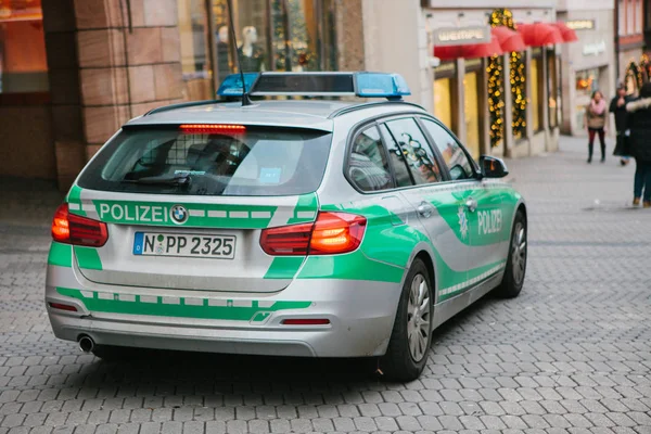 Núremberg, Alemania, 27 de diciembre de 2016: un coche de policía alemán conduce en una calle . — Foto de Stock