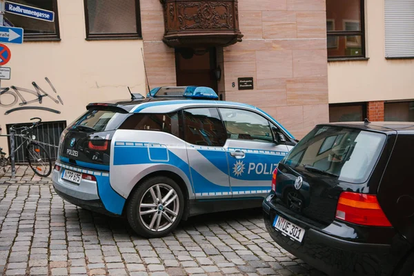 Núremberg, Alemania, 27 de diciembre de 2016: un coche de policía alemán conduce en una calle . — Foto de Stock