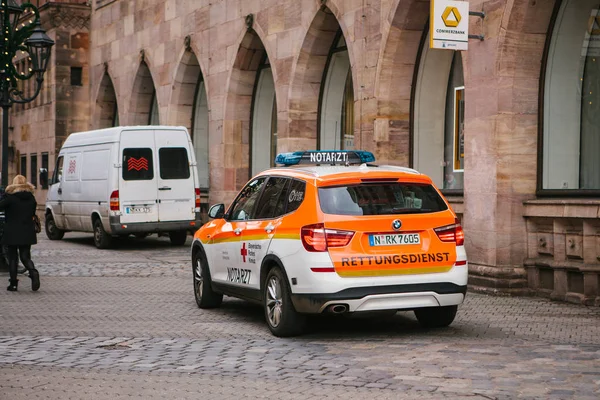 Núremberg, Alemania, 27 de diciembre de 2016: coche ambulancia conduce por la calle en Alemania. médico — Foto de Stock