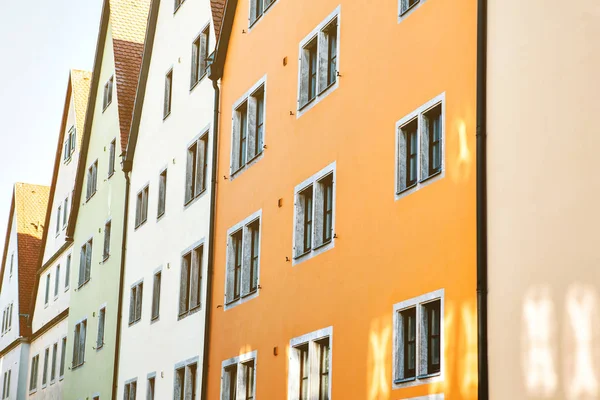 Casa tradicional al estilo alemán en Rothenburg ob der Tauber. Casas de arquitectura europeas en Bavaria, Alemania . — Foto de Stock