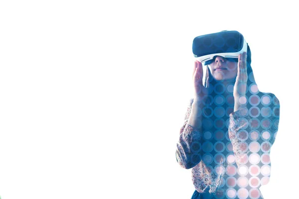Kobieta z okulary wirtualnej rzeczywistości. Koncepcja przyszłych technologii. — Zdjęcie stockowe