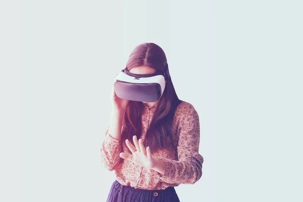 Mujer con gafas de realidad virtual. Concepto de tecnología futura. Tecnología de imagen moderna . —  Fotos de Stock