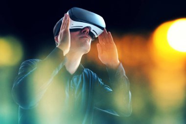 Sanal gerçeklik gözlüklü adam. Geleceğin teknolojisi kavramı. Modern görüntüleme teknolojisi.