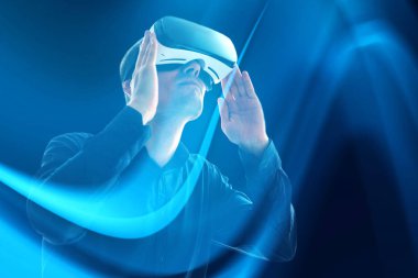 Sanal gerçeklik gözlüklü adam. Geleceğin teknolojisi kavramı. Internet bağımlılığı bozukluğu içinde kavramsal bir adam görüntüsünü yakaladı.