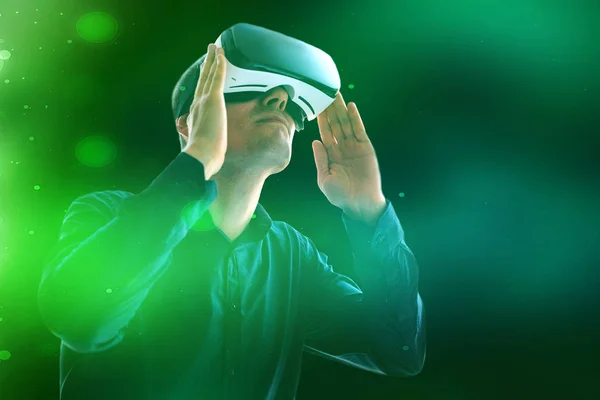 Człowiek z okulary wirtualnej rzeczywistości. Koncepcja przyszłych technologii. Nowoczesna technologia obrazowania. — Zdjęcie stockowe