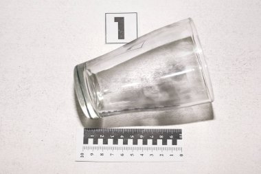 Olay yerinde bir parmak izi bir bardak. Suç soruşturma. Arama adli kanıt konulu kavramsal fotoğrafçılık. Alkol tüketimi nedeniyle suç. Kötü alışkanlıkları.