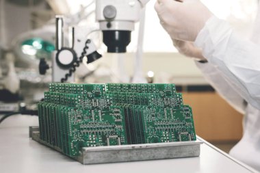 Teknisyen cips ile bir bilgisayar kurulu alır. Yedek parçalar ve bileşenler bilgisayar donanımları için. Elektronik ve bakım imalatı. Yüksek teknoloji ve robot kavramı.