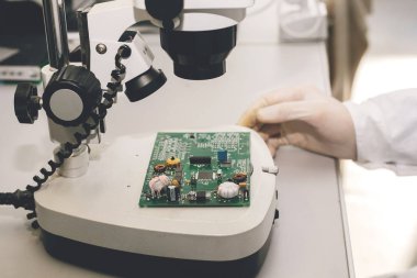 Teknisyen cips ile bir bilgisayar kurulu alır. Yedek parçalar ve bileşenler bilgisayar donanımları için. Elektronik ve bakım imalatı. Yüksek teknoloji ve robot kavramı.