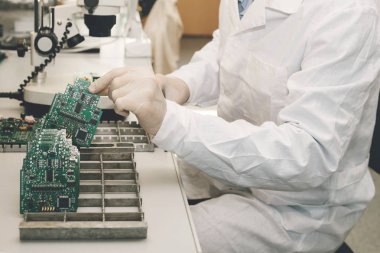 Teknisyen cips ile bir bilgisayar kurulu alır. Yedek parçalar ve bileşenler bilgisayar donanımları için. Elektronik ve bakım imalatı. Yüksek teknoloji ve robot kavramı.