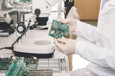 Teknisyen cips ile bir bilgisayar kurulu alır. Yedek parçalar ve bileşenler bilgisayar donanımları için. Elektronik ve bakım imalatı. Yüksek teknoloji ve robot kavramı.