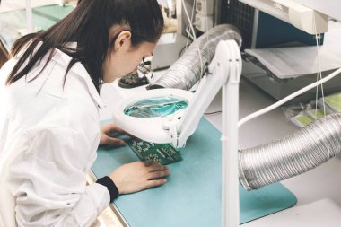 Güzel kadın bilgisayar uzman profesyonel teknisyen tahta bilgisayar bir fabrikada bir laboratuvarda inceleniyor. Sorun giderme. Teknik destek. Mühendislik. Üretim.