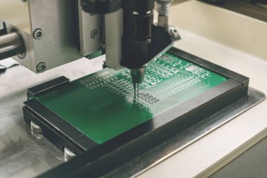Otomasyon makine montaj bilgisayar devre panosunu fabrikasında üretim bilgisayar bileşenleri için. Yönetim Kurulu lehimleme işlemi. Fabrika mikroçip üretiminin.