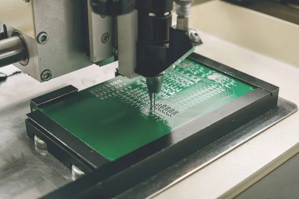 Otomasyon makine montaj bilgisayar devre panosunu fabrikasında üretim bilgisayar bileşenleri için. Yönetim Kurulu lehimleme işlemi. Fabrika mikroçip üretiminin.