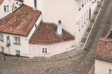 Geleneksel Çek sıradışı güzel sokakta, evde Cerninska Hradcany Prag bölgesinde - Çek Cumhuriyeti başkenti. Turistik yerler. Görme.