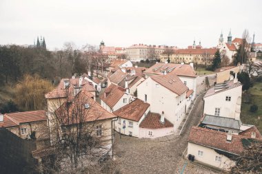 Geleneksel Çek sıradışı güzel sokakta, evde Cerninska Hradcany Prag bölgesinde - Çek Cumhuriyeti başkenti. Turistik yerler. Görme.