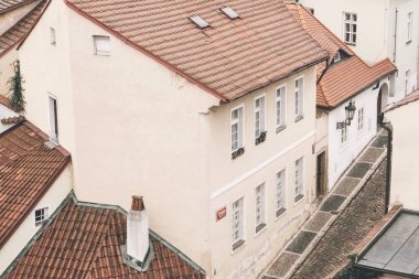 Geleneksel Çek sıradışı güzel sokakta, evde Cerninska Hradcany Prag bölgesinde - Çek Cumhuriyeti başkenti. Turistik yerler. Görme.