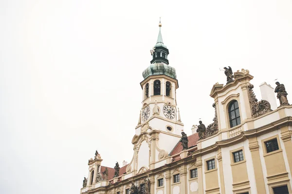 Iglesia Católica de la Natividad del Señor. Praga Loreta - un complejo de edificios históricos en Praga en el lado oriental de la Plaza de Loreto en Hradjalá en Praga - la capital de la República Checa . — Foto de Stock