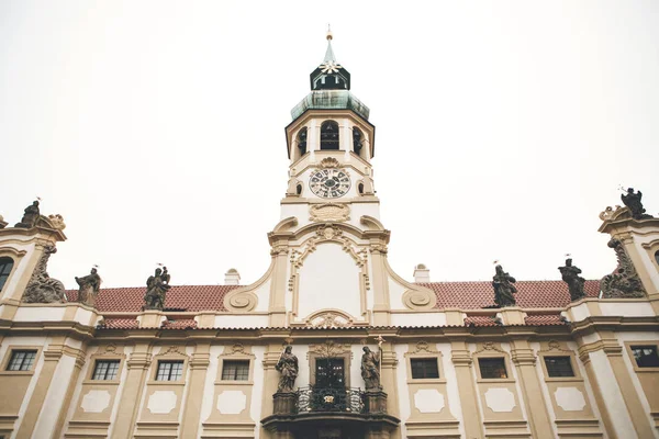 Iglesia Católica de la Natividad del Señor. Praga Loreta - un complejo de edificios históricos en Praga en el lado oriental de la Plaza de Loreto en Hradjalá en Praga - la capital de la República Checa . — Foto de Stock
