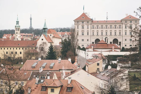 Belle maison traditionnelle tchèque inhabituelle sur la rue Cerninska dans le quartier Hradcany de Prague, République tchèque. La vue depuis le pont d'observation. Point de vue. Destinations touristiques. Vue . — Photo