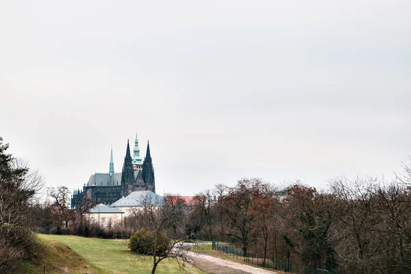 Prague, République tchèque. Vue sur le château de Prague dans le quartier de Hradcany . — Photo
