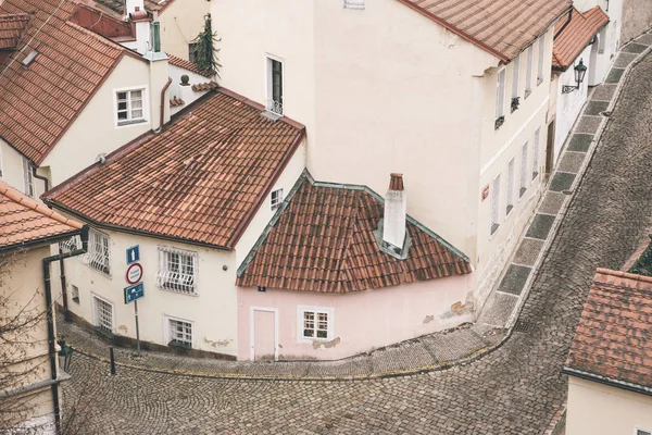 Tradicional hermosa casa checa inusual en la calle Cerninska en el distrito de Hradjalá de Praga, la capital de la República Checa. Destinos turísticos. Mirada. . — Foto de Stock